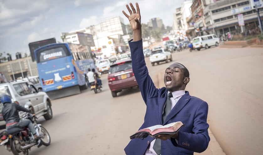 Straatpredikant Said Aminadabu tijdens de ochtendspits in de Ugandese hoofdstad Kampala. ‘Ik ben een evangelist, zoals Lucas.’ (Sven Torfinn)