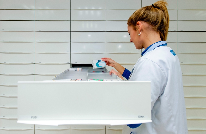 Dure geneesmiddelen zijn een groeiend probleem. Er is een alternatief: ze goedkoop namaken. Het Amsterdamse AMC heeft dit als eerste gedaan met het medicijn CDCA. Het AMC-middel is een achtste van de prijs van het originele middel. (anp / Robin van Lonkhuijsen)