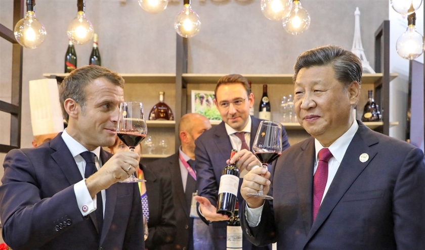 De Franse president Emmanuel Macron profiteert van de ‘handelsvrede’, op bezoek in Shanghai voor de Import Expo. (afp / Ludovic Marin)