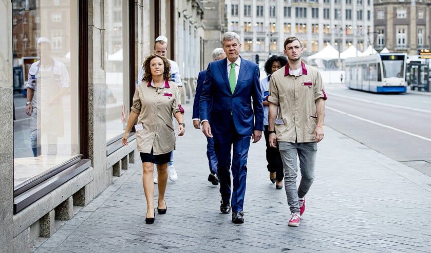 Bij Ahold verdient topman Dick Boer (m.) ruim honderd keer meer dan de mensen op de werkvloer. (anp / Robin van Lonkhuijsen)