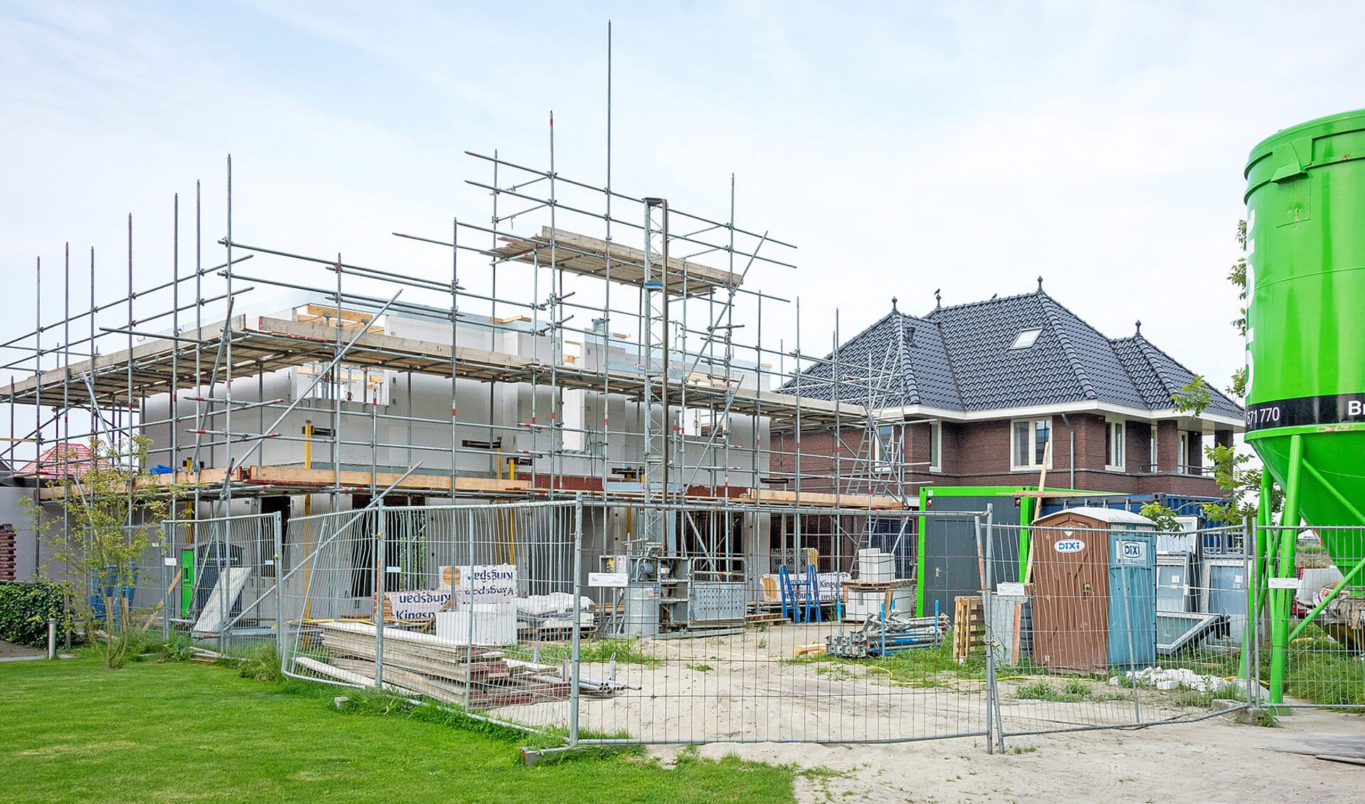 ‘We hebben 100.000 huizen extra per jaar nodig’, aldus Hans van der Ploeg, directeur bij VBO Makelaar. ‘In de crisis zijn we gestopt met het bouwen van nieuwbouwwoningen en daar krijgen we nu de rekening van gepresenteerd.’