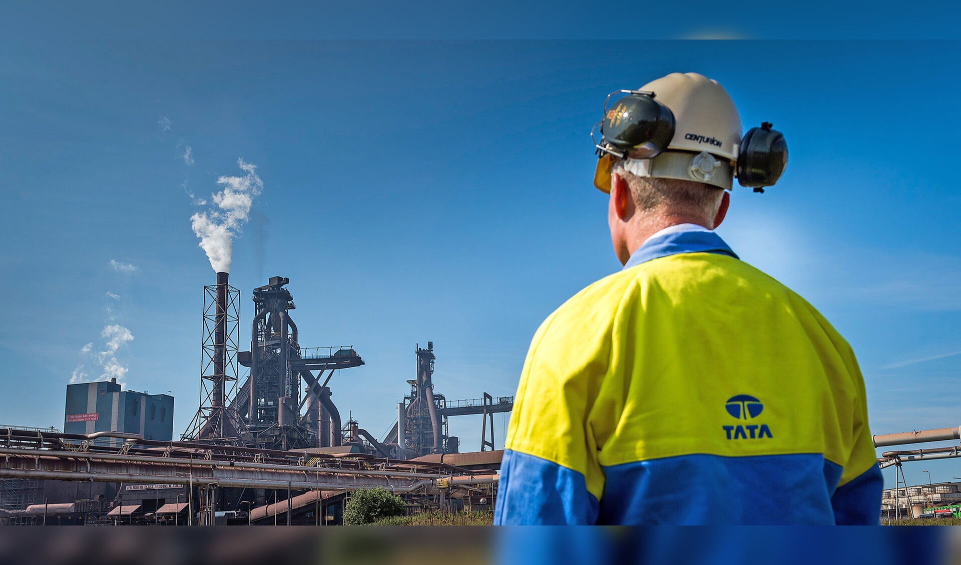 De hoogovens van staalbedrijf Tata Steel in IJmuiden. Tata en het Duitse bedrijf ThyssenKrupp gaan fuseren.  Dat zou gevolgen kunnen hebben voor het personeel van Tata in IJmuiden.