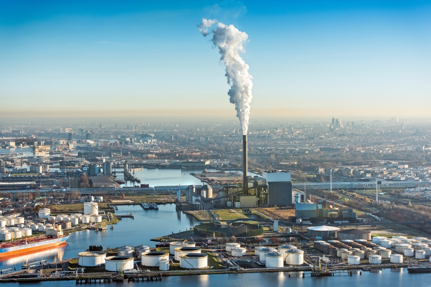 Rokende schoorsteen van de Nuon energie kolencentrale aan de Hemweg in het Westelijk havengebied.  (anp / John Gundlach)
