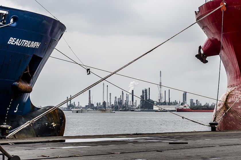 Zware industrie in de haven van Antwerpen.  (anp / Jonas Roosens)
