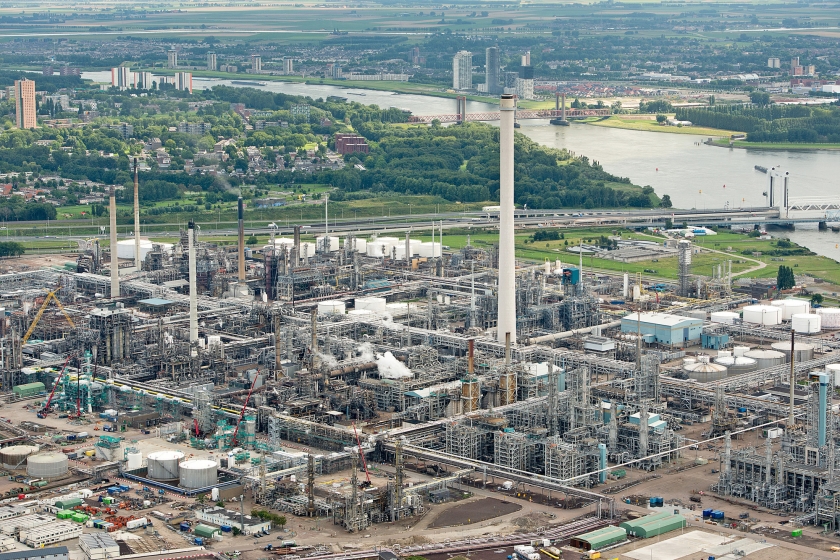 De grootste uitstoters van CO2, zoals Shell en Tata Steel, slaagden er tot nu toe in de rekening van die uitstoot te ontlopen. Of dat zo blijft, moet nog blijken. (anp / Bram van der Biezen)