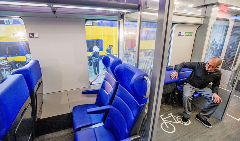 Van binnen oogt de nieuwe intercity ruim. Een van de bezoekers van de modelwagon signaleert wel dat de jassen gemakkelijk van de haakjes glijden. (anp / Robin Utrecht)
