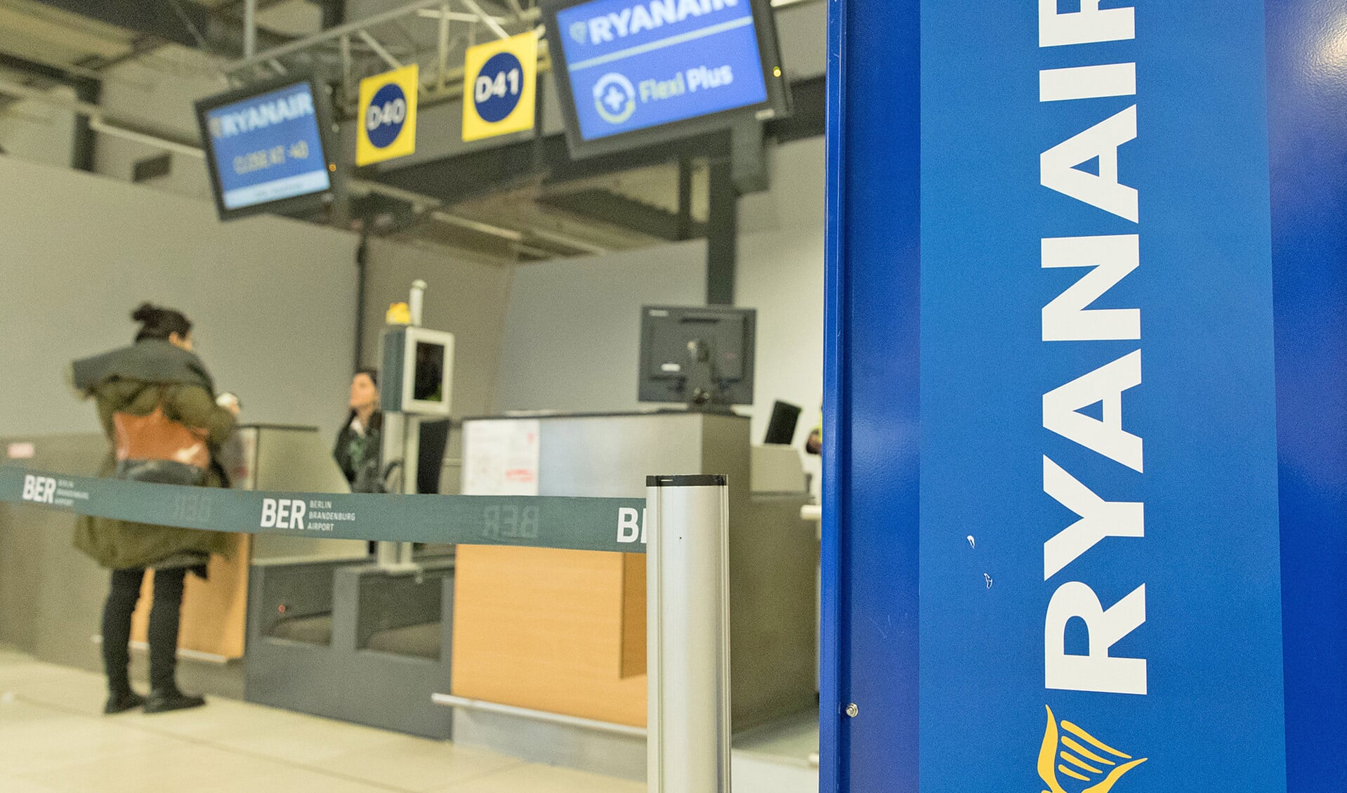 Een vertrekbalie van Ryanair op de Duitse luchthaven Berlin Schoenefeld. De Duitse pilotenvakbond Vereinigung Cockpit (VC) kondigde aan dat de piloten van Ryanair zullen deelnemen aan een stakingsactie.