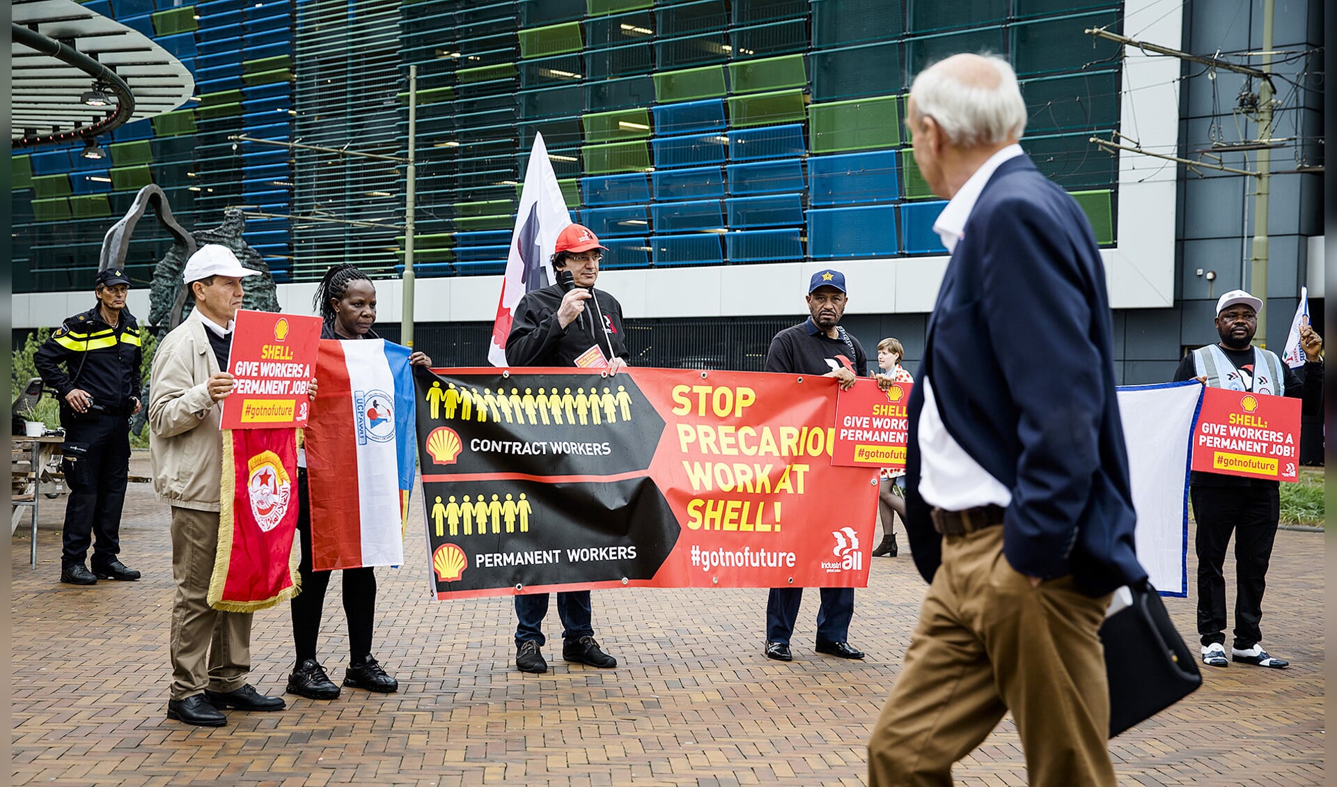 Protest bij het AFAS Circustheater in Den Haag tegen Shell, tijdens de aandeelhoudersvergadering van de multinational. Deze betogers eisen dat het flexwerk bij Shell beperkt wordt en dat er meer vaste banen komen.