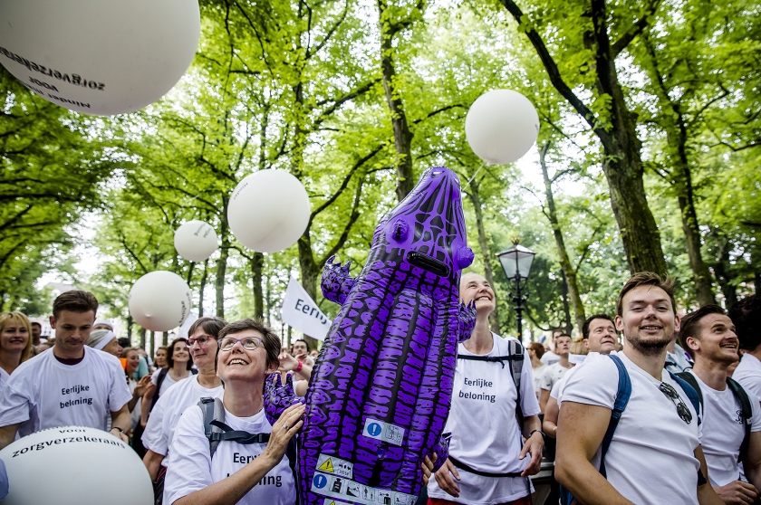 Fysiotherapeuten voerden dit jaar actie tegen de regeldruk in de zorg. Zorgverleners klagen als verzekeraars zich te veel met hun werk bemoeien (om de premie laag te houden), patiënten worden ontevreden als de premie te hoog wordt. (anp / Bart Maat)