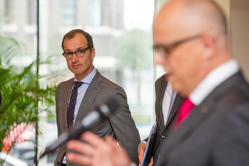 Minister Eric Wiebes (Economische Zaken) luistert naar Rolf de Jong, Benelux-directeur van ExxonMobil. (anp / Alexander Schippers)
