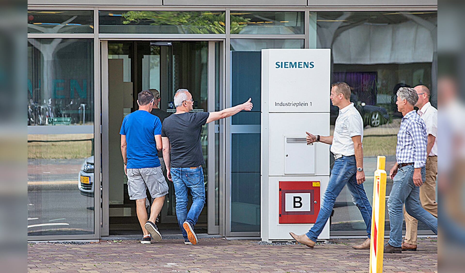 Werknemers bij de Siemens Hengelo, dat wordt overgenomen door VDL.