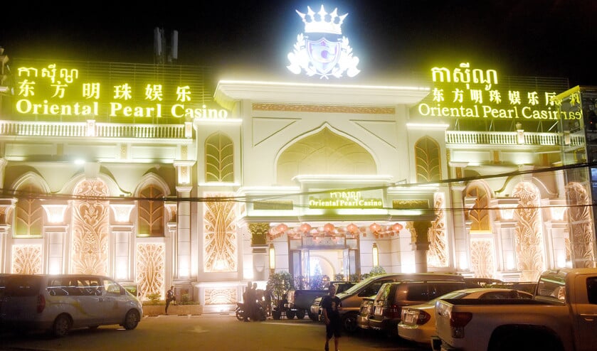 Tientallen casino’s zijn er de afgelopen jaren in Sihanoukville gebouwd, speciaal voor Chinezen. Want de wet verbiedt Cambodjanen om te gokken. (afp / Tang Chhin Sothy)