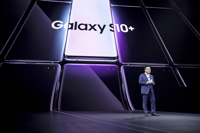 Samsung-topman Dong Jin Koh in San Francisco, bij de presentatie van nieuwe smartphones, waaronder de Galaxy S10+ en de opvouwbare Galaxy Fold. Voor een Fold zal de liefhebber wel bijna tweeduizend euro moeten neertellen. (afp / Josh Edelson)