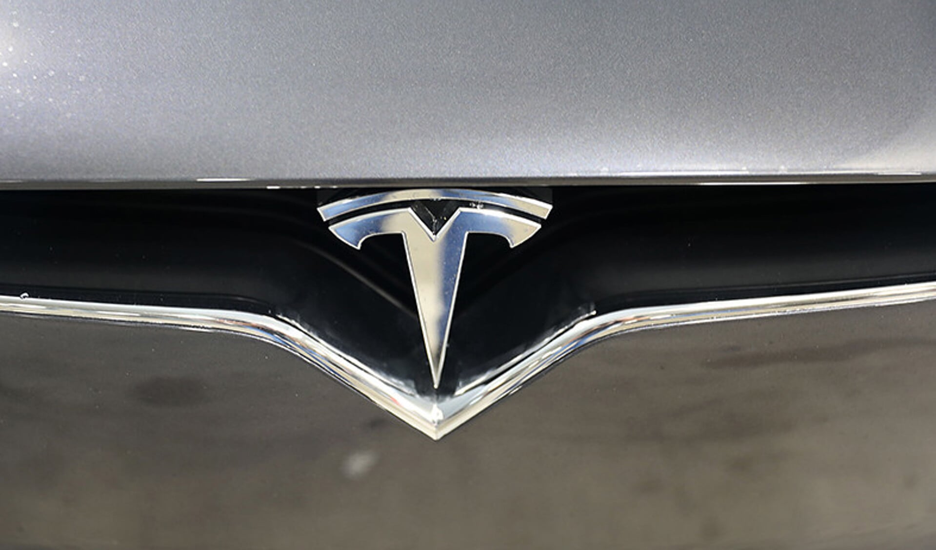 Het embleem van Tesla op een elektrische auto van dat merk.