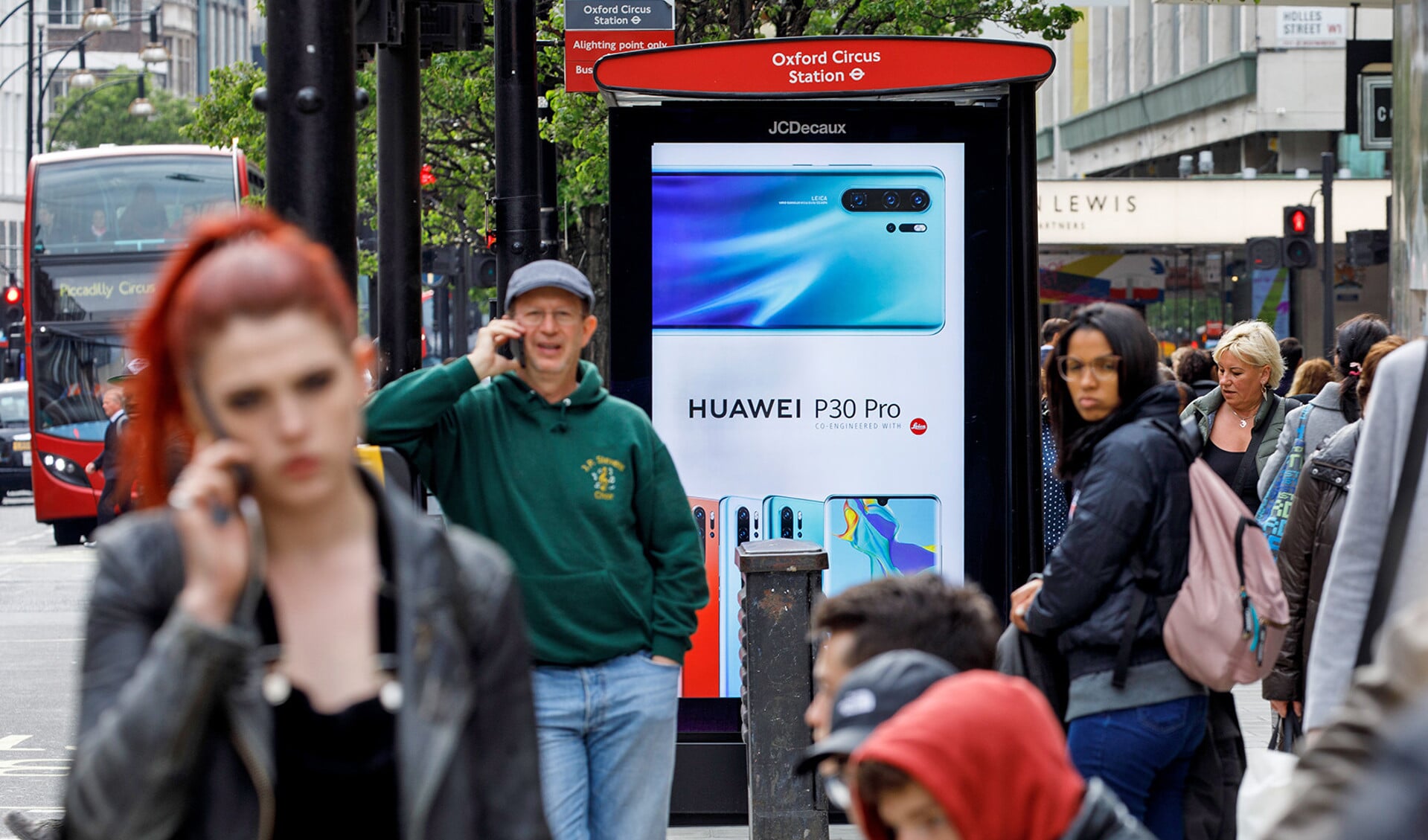 Een Huawei-advertentie bij een bushalte in het centrum van Londen. Binnenkort beslist het kabinet of Huawei mag meedoen met de aanleg van het nieuwe 5G-netwerk in Nederland.