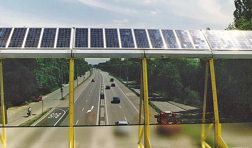 In Nederland is het allereerste geluidsscherm voorzien van zonnepanelen, geplaatst in 1995, langs de A27 ter hoogte van de Biltse Straatweg. (anp / Cor Mulder)