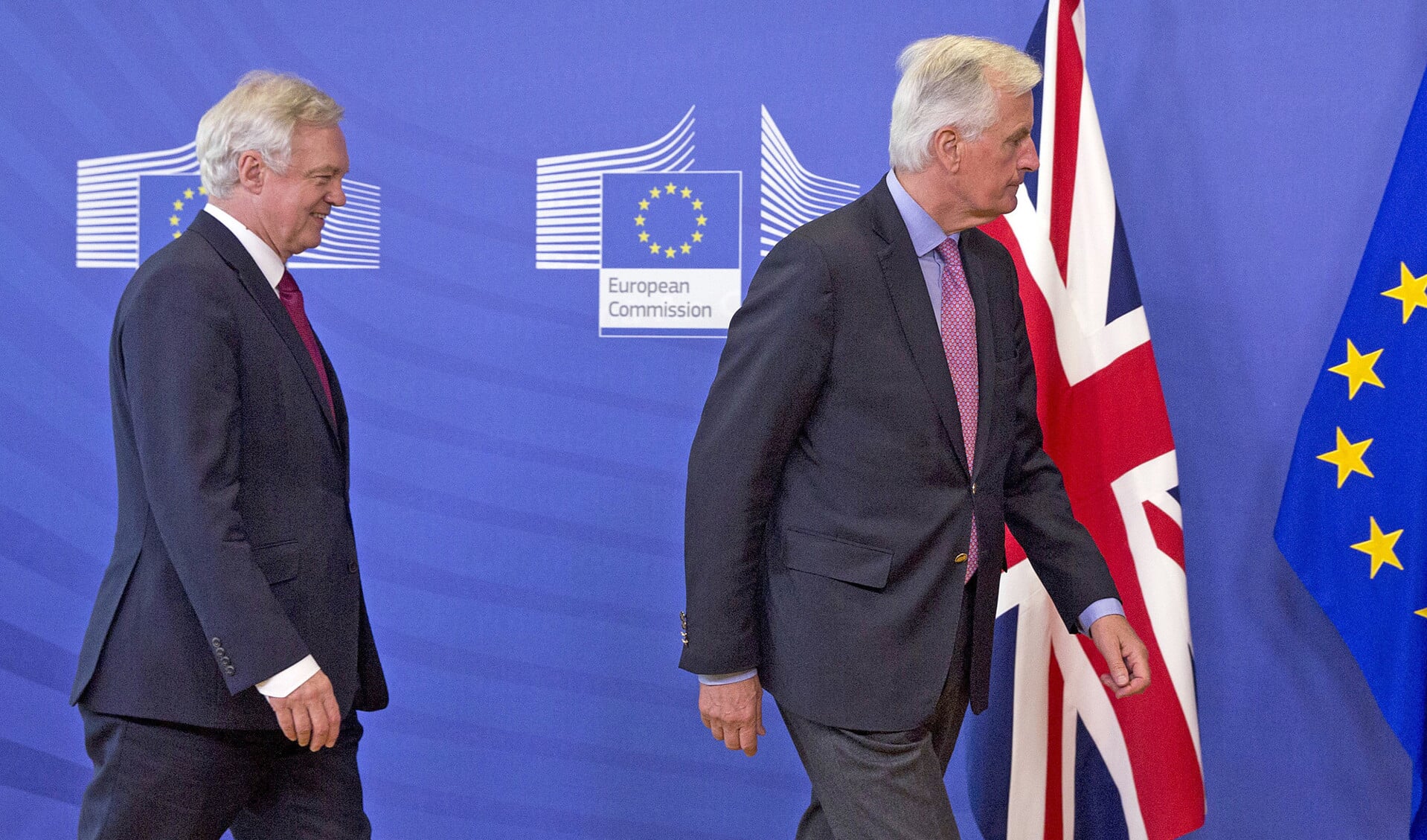 Onderhandelaars Michel Barnier (r.) en David Davis zijn klaar voor hun eerste gezamenlijke persconferentie.