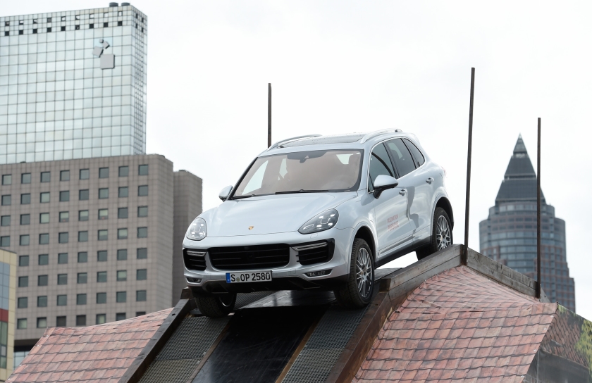 De Porsche Cayenne, hier op een SUV-parcours van de autobeurs in Frankfurt, zou ook zijn voorzien van software die emissietests om de tuin kan leiden. (ap / Jens Meyer)