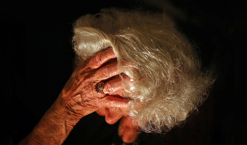 De ziekte van Alzheimer is de meest voorkomende oorzaak van dementie. Volgens cijfers van Alzheimer Nederland leden 260.000 personen in Nederland in 2014 aan dementie, van wie zo’n 70 procent de ziekte van Alzheimer had. Zoals het er nu voor staat, zal het aantal dementerenden volgens de organisatie in de komende 25 jaar verdubbelen tot een half miljoen. (ap)