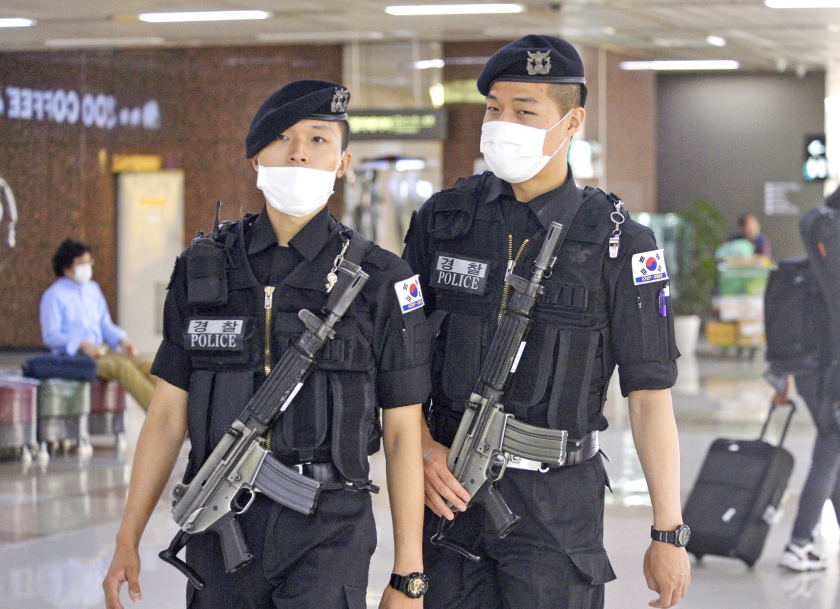 De luchthavenpolitie van de Gimpo International Airport in Seoul draagt mondkapjes om zich te beschermen tegen besmetting. Afgelopen zomer werd Zuid-Korea getroffen door een MERS-uitbraak. (ap / kyodo)