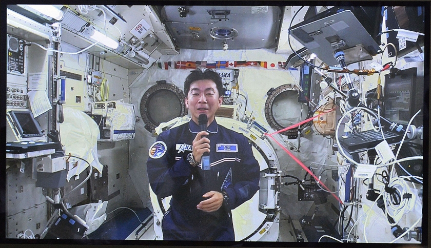 Een Japanse astronaut spreekt vanuit het internationale ruimtestation ISS journalisten toe op een persconferentie in Tokio, afgelopen augustus. (ap)