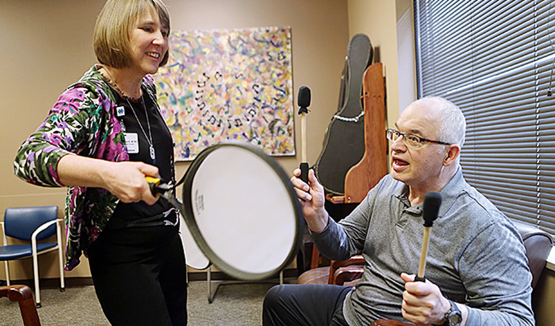 Een parkinsonpatiënt krijgt muziektherapie.