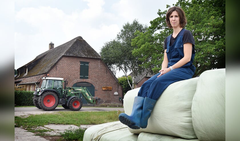Hanneke van den Corput op het boerenbedrijf dat al sinds haar overgrootvader in de familie is. (Marcel van den Bergh)
