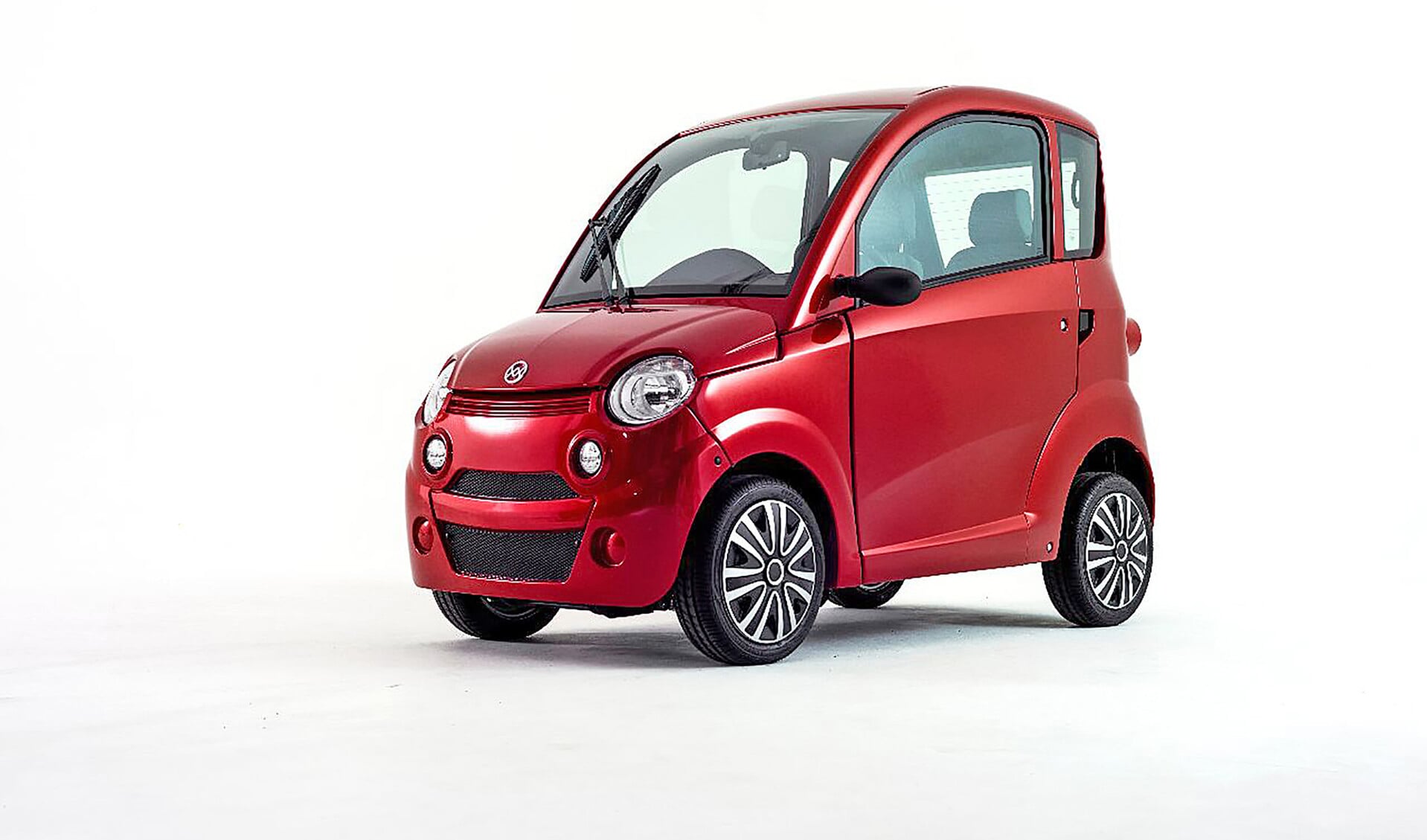 Het nieuwe model Canta is ontworpen voor mensen met een beperking die graag een hip autootje willen, waar ze trots op kunnen zijn. Er is een elektrische versie en een versie met een benzinemotor.