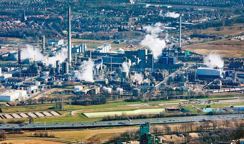 Chemische fabrieken bij het industrieterrein Chemelot in Geleen met daarvoor de snelweg A2.  (Raymond Rutting)