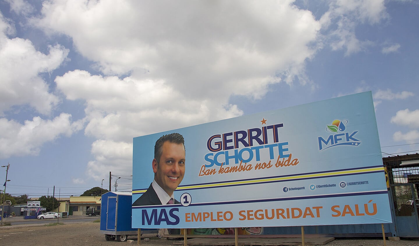 Op een verkiezingsbord staat Gerrit Schotte, die toch weer meedoet, ondanks een veroordeling door de rechter.