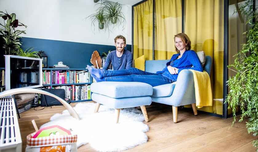 Sander en Nelianneke de Leeuw in hun huis in hofjescomplex Mallemolen in Den Haag.  (Freek van den Bergh)