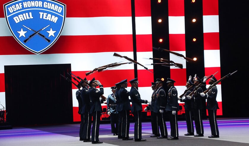 Geen bajonetpunt raakt de soldaten van het United States Air Force Honor Guard Drill Team. (Riekelt Pasterkamp)