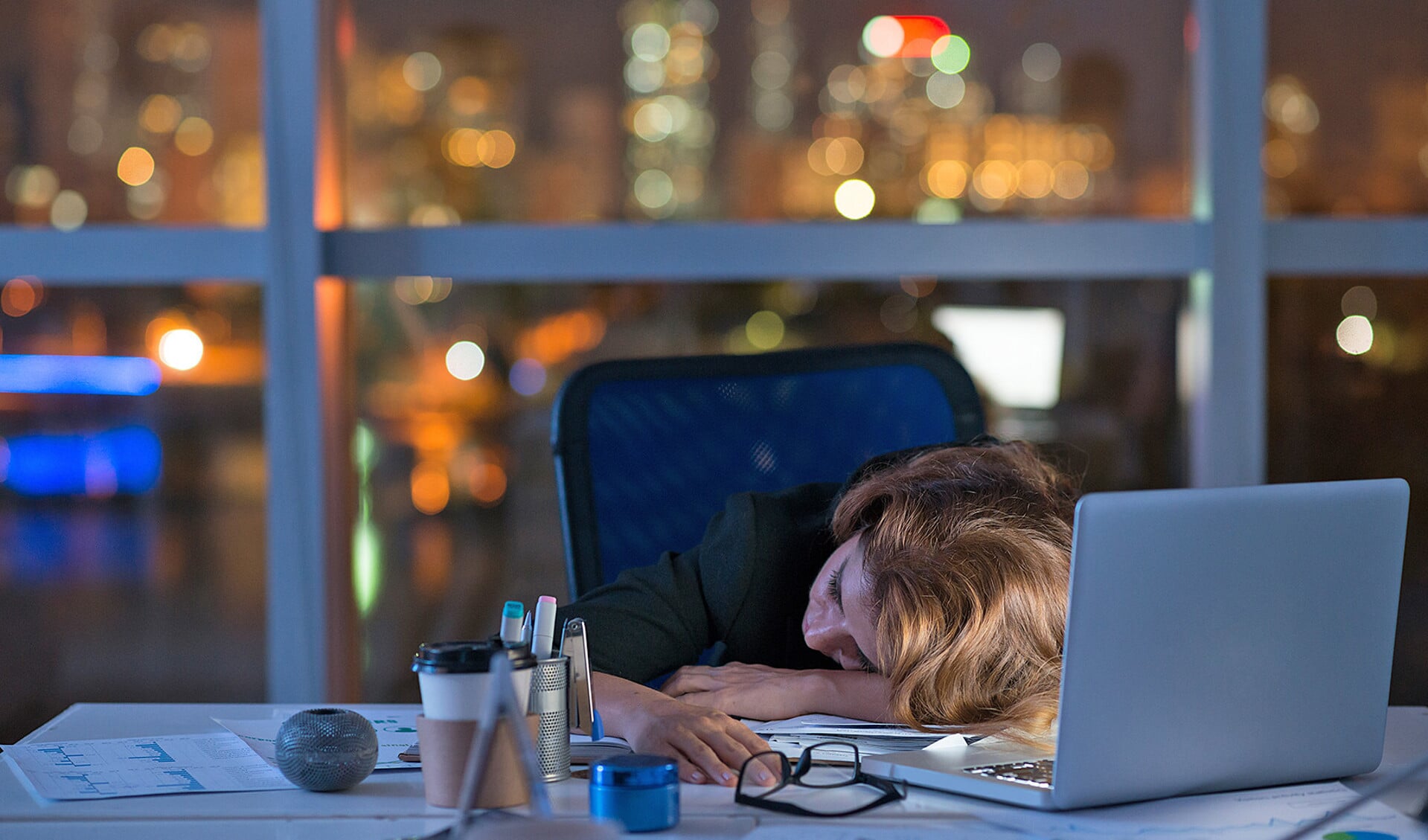 Lange werkweken gaan gepaard met kortere nachten, en het effect van te weinig nachtrust op de gezondheid is funest.