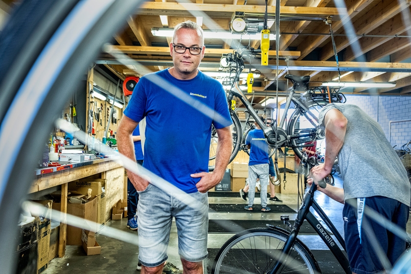 William Klaver is in Alkmaar vanuit de bijstand omgeschoold tot ondernemer en inmiddels zelfstandig fietsenbouwer. (Raymond Rutting)