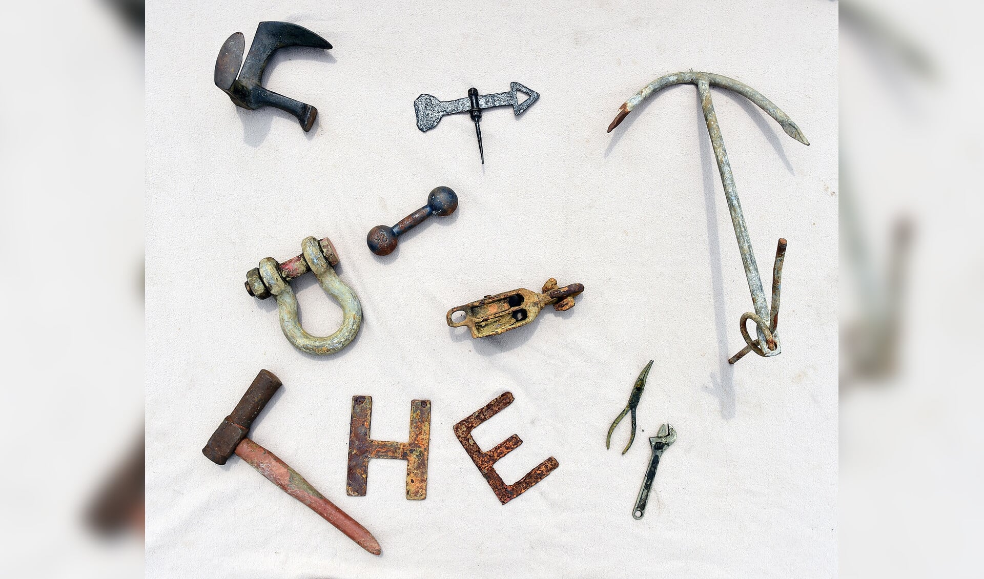 Een collage van voorwerpen die magneetvissers als Siem Vos boven water halen.