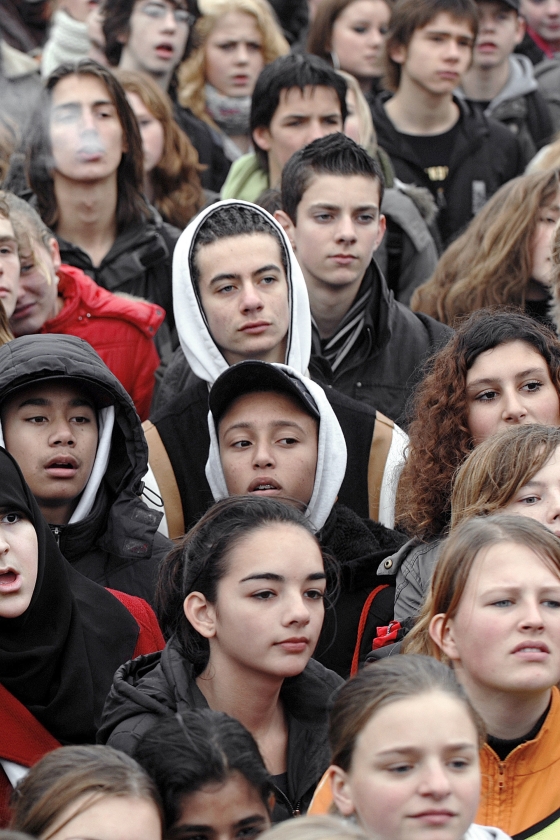 Scholieren op het Museumplein. (Joost van den Broek en Julius Schrank)