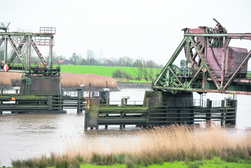 Tussen Groningen en het Duitse Leer rijden geen treinen meer. De spoorrails eindigen abrupt boven de snelstromende Eems. (anp)