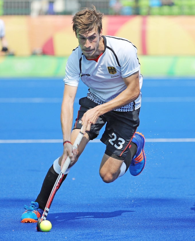 Florian Fuchs, op de foto actief als speler van Duitsland, begint vandaag met zijn ploeg Bloemendaal aan de play-offs van de hockeycompetitie, waarin de vier sterkste ploegen tegen elkaar spelen. (epa / Armando Babani)
