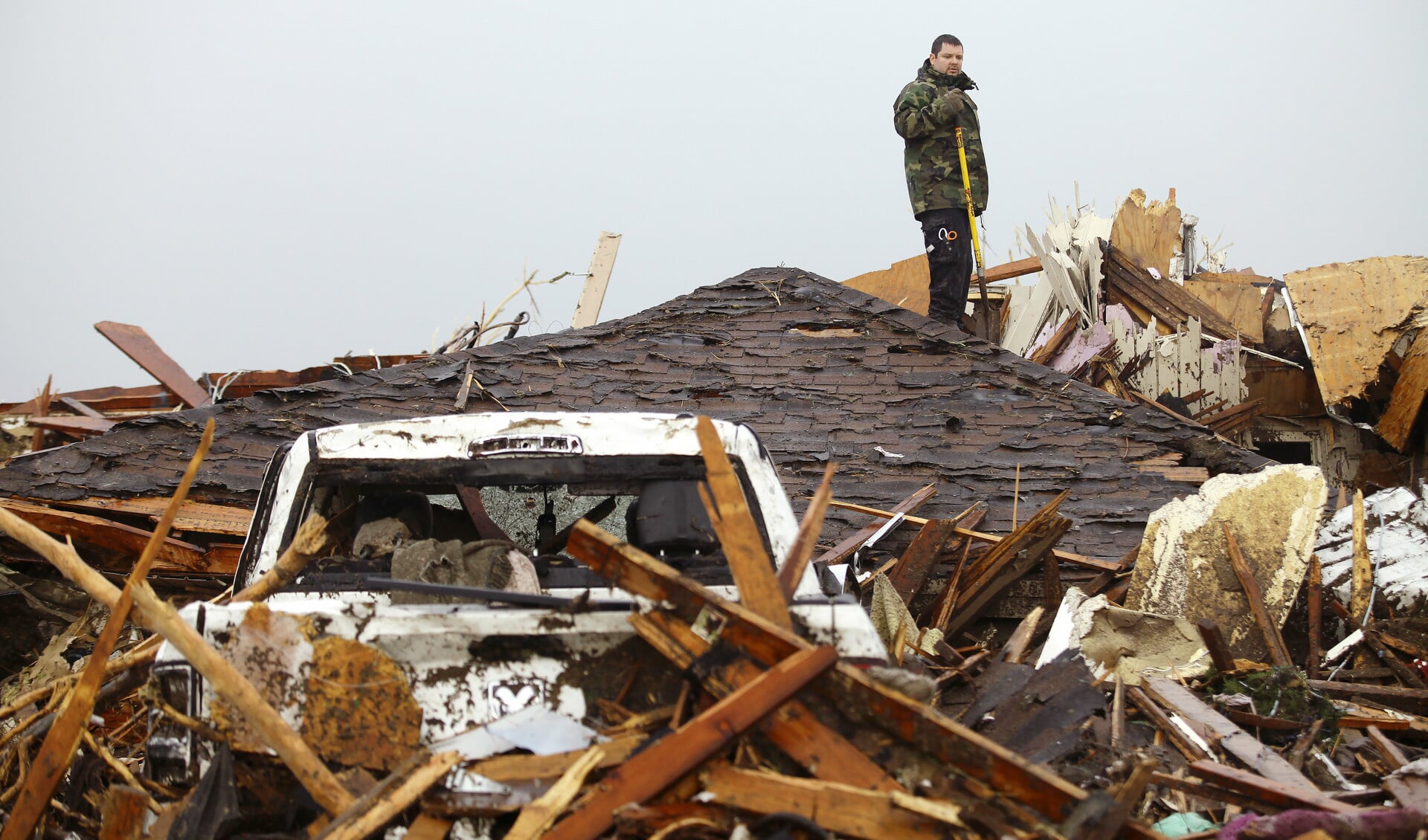 Een inwoner van Moore, Oklahoma, in mei 2013 bij zijn verwoeste huis, nadat een enorme tornado gepasseerd was.
