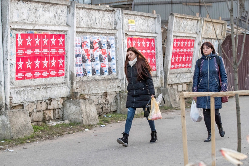 Campagneposters in de straten van Chisinau. ‘Moldaviërs hebben in hun hele leven nooit vrijheid gekend en weten daarom ook niet hoe ze moeten opkomen voor hun rechten’, zegt Dumitru Alaiba. (epa / Dumitru Doru)
