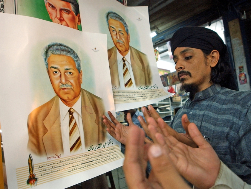 In 2006 bidt een aanhanger in Karachi, Pakistan, voor atoomgeleerde Abdul Qadir Khan, die voor kanker was behandeld. Kahn is een nationale held in Pakistan, sinds hij met behulp van uit Nederland gestolen nucleaire kennis zijn geboorteland aan de atoombom hielp. (ap / Shakil Adil)