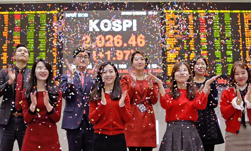 Seoul, 29 december: personeel van de Zuid-Koreaanse beurs wordt bedolven onder de confetti om de goede resultaten van 2016 te vieren. (ap / Ahn Young-joo)