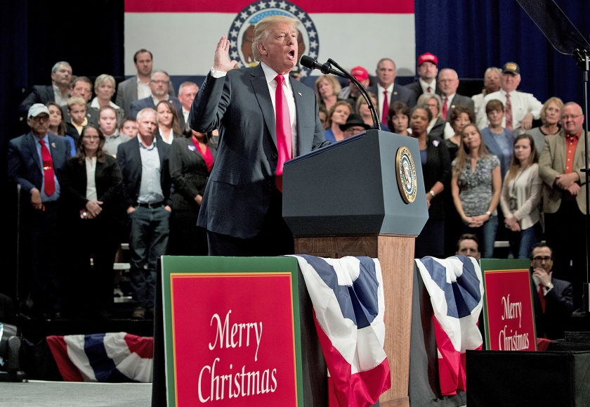 President Trump tussen de kerstwensen bij een spreekbeurt over belastingen in St. Charles (Missouri), woensdag, toen de Senaat debatteerde. (ap / Andrew Harnik)