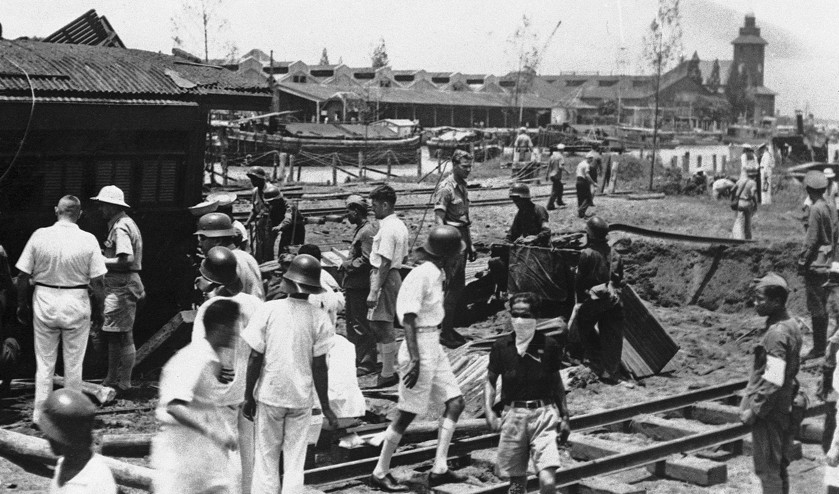 Schade op de Nederlandse marinebasis van Soerabaja, na een bombardement door Japanners op 15 mei 1942. (ap en Arie Kievit)