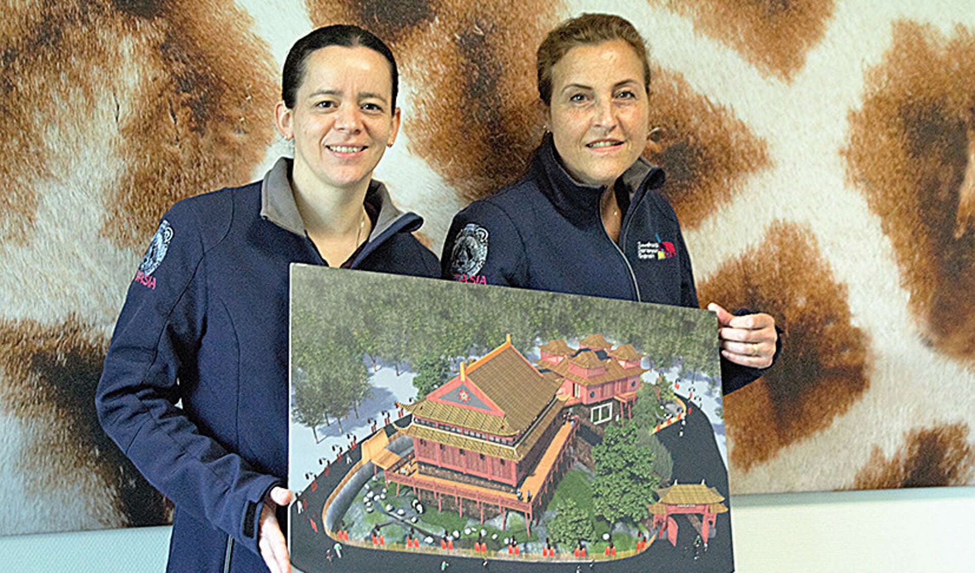 Brenda van Ekeren (links) en Marga Gerritsen tonen een afbeelding van het nieuwe verblijf voor de reuzenpanda’s dat bij Ouwehand in aanbouw is.