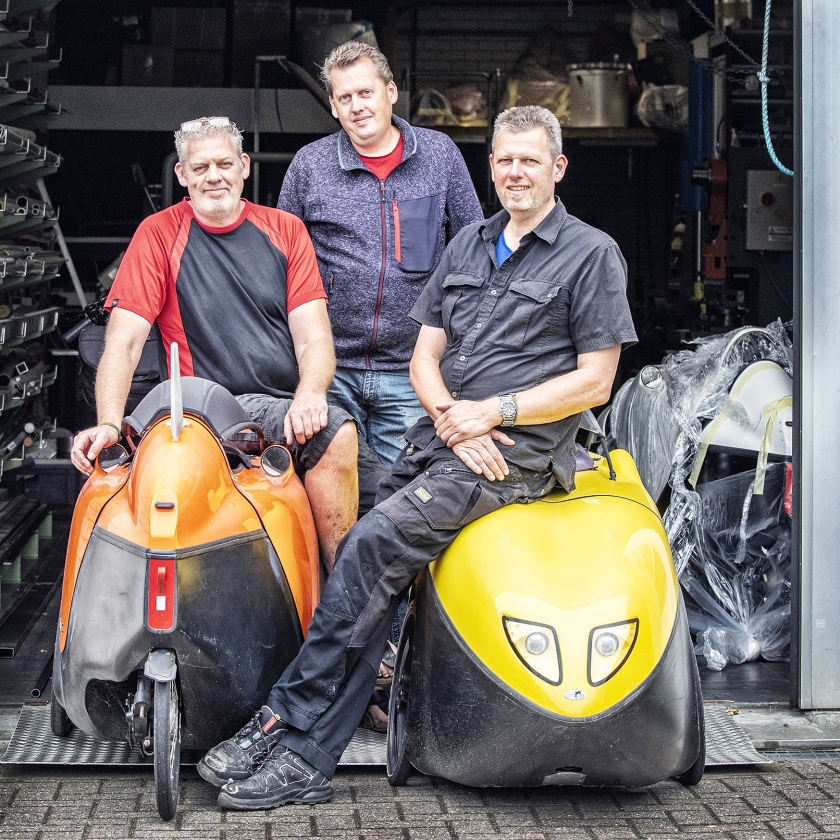 Van links af Erwin, André en Arjan Vrielink van Flevobikes bij hun ligfietsen.