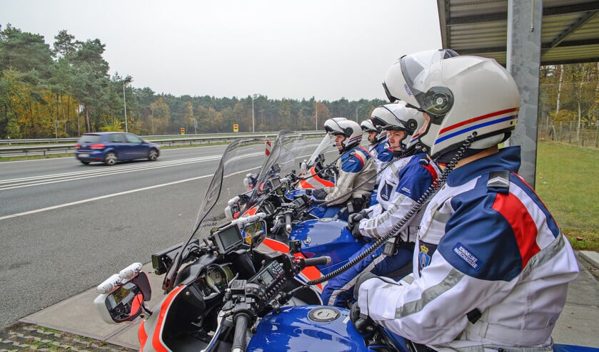 Motorrijders van de Koninklijke Marechaussee houden het verkeer bij de grens op de A1 bij De Lutte in de gaten. (Hans-Lukas Zuurman)