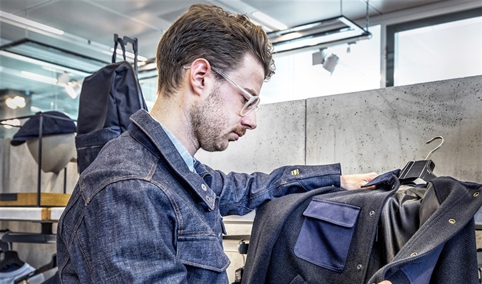 Een medewerker van denimmerk G-Star.