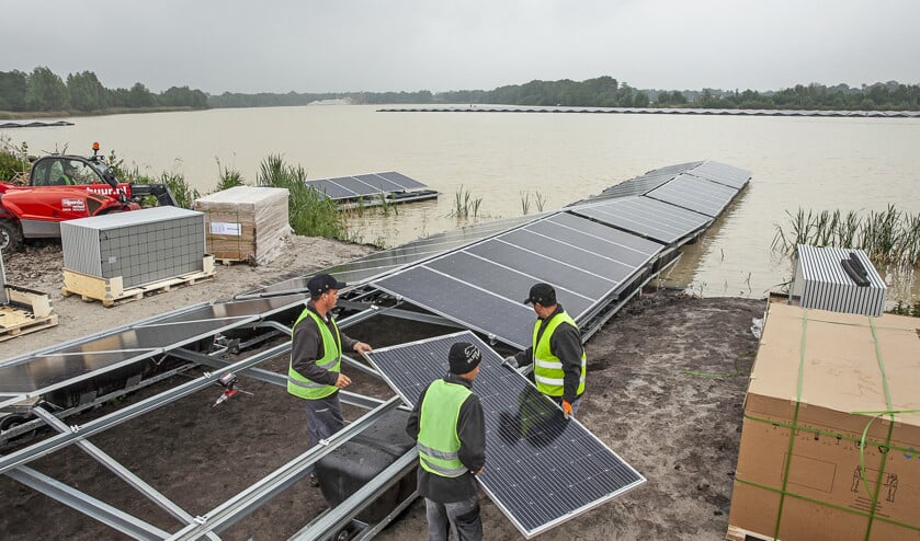 In het Drentse Tynaarlo wordt binnenkort een zonnepark op het water in gebruik genomen, dat 2300 huishoudens elektriciteit moet bezorgen.  (Harry Cock)