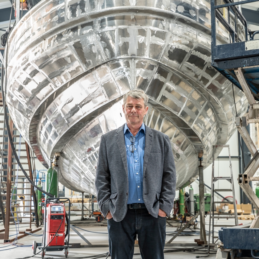 Albert Keizer voor een aluminium loodsschip op zijn werf. (Harry Cock)
